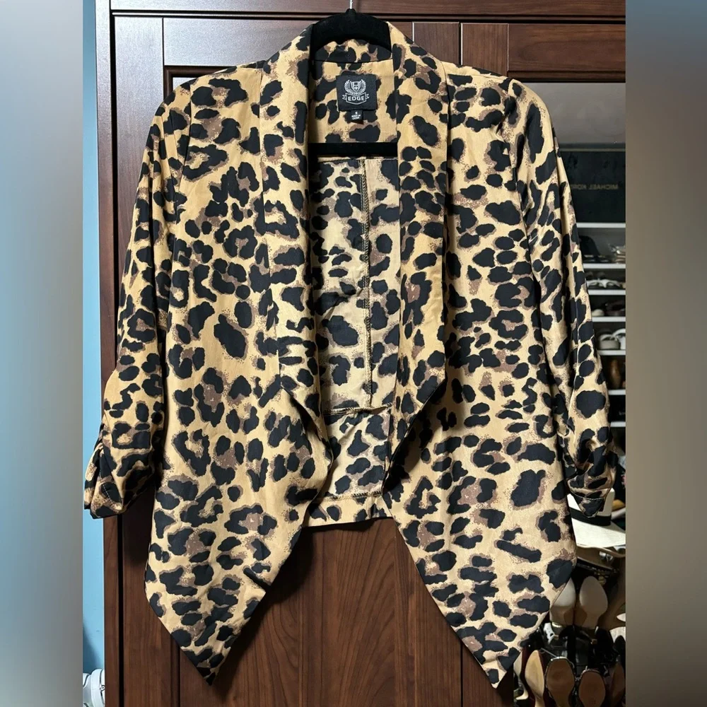 🚨4X$25🚨 Animal print blazer - Picture 2 of 6